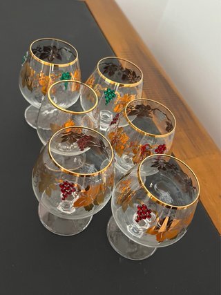 Vasos de coñac con diseño de vidriera dorada