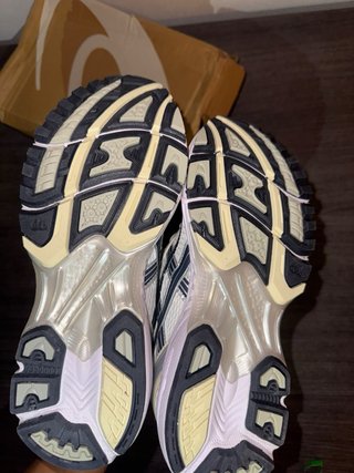 Zapatillas Asics Plata y Blanco