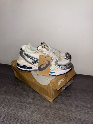 Zapatillas Asics Plata y Blanco