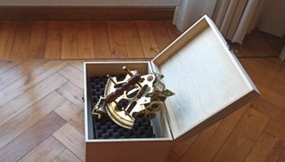 Sextante Náutico de Latón con caja de madera.