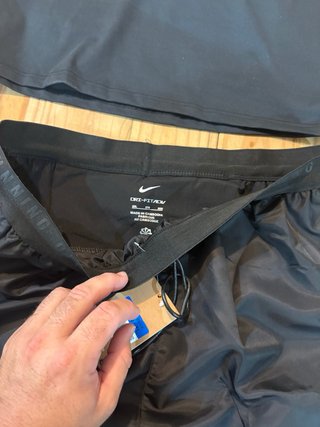 Pantaloncini da corsa Nike e felpa neri