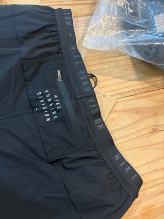 Pantaloncini da corsa Nike e felpa neri