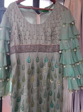 Vestido fiesta verde con pedrería