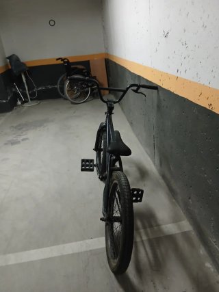 Bicicleta BMX negra marca gt