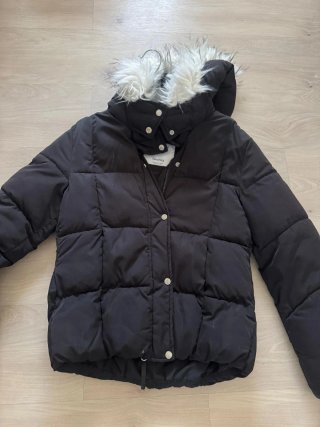 Chaqueta negra acolchada con capucha