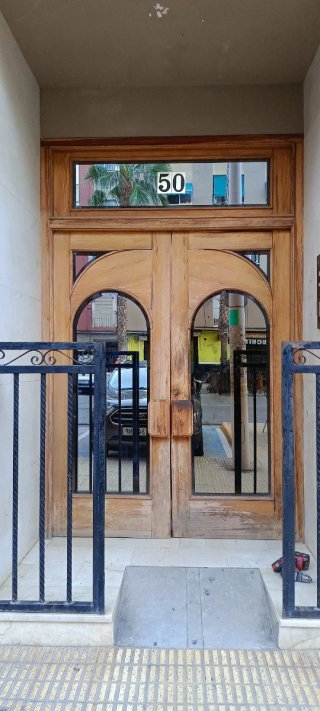 Puerta de entrada de madera con cristal