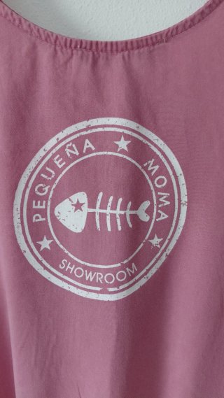 Peto rosa con estampado de pez
