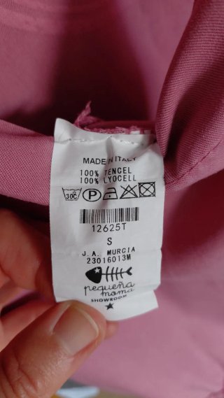 Peto rosa con estampado de pez