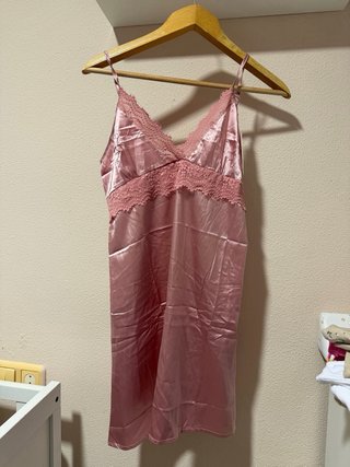 Camisón rosa con encaje