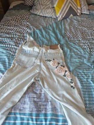 Pantalón vaquero Siksilk con flores hombre XS