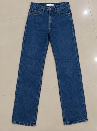 Pantalón vaquero recto azul con bolsillo