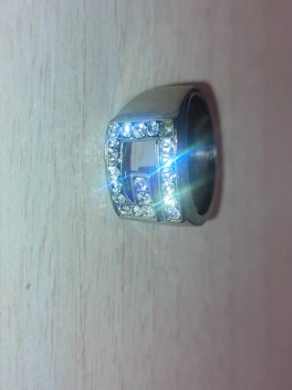 Anillo con inicial G y circonitas