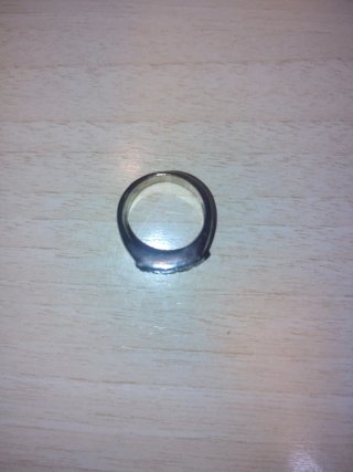 Anillo con inicial G y circonitas