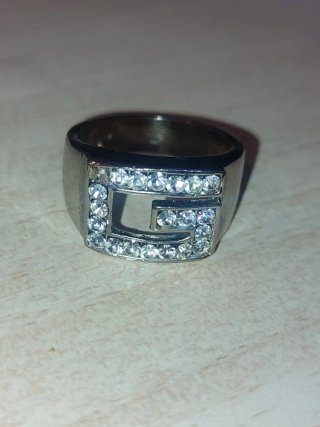 Anillo con inicial G y circonitas