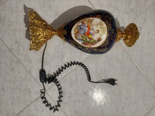 Lámpara antigua de cerámica y metal