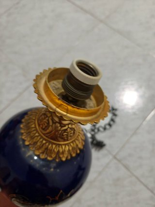 Lámpara antigua de cerámica y metal