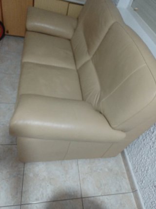 Sofá y sillón de piel beige