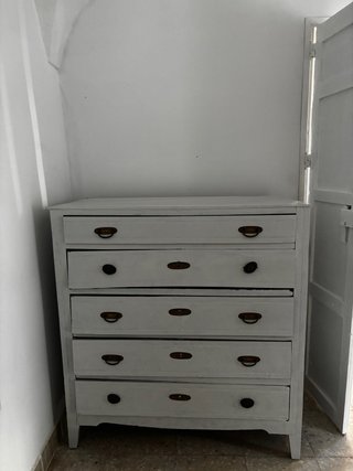 Cómoda de madera pintada