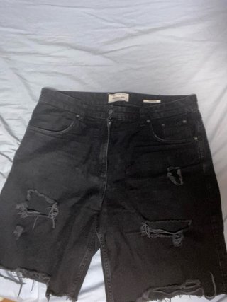 Pantalón vaquero corto negro desgastado