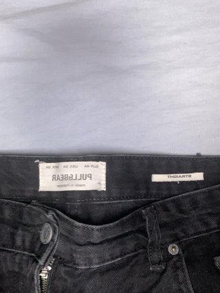 Pantalón vaquero corto negro desgastado