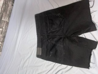 Pantalón vaquero corto negro desgastado