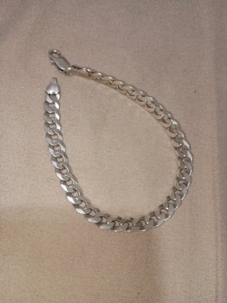 Anillo plateado con cadena y dije