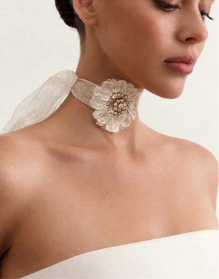 Gargantilla flor perlas bordadas