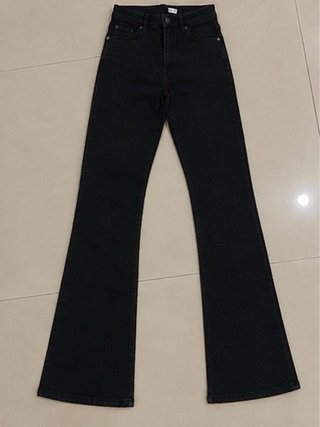 Pantalón ajustado negro acampanado