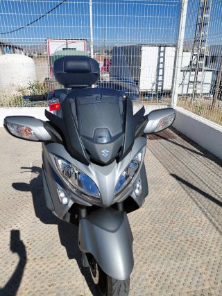 Suzuki Burgman Maxi Scooter Plata