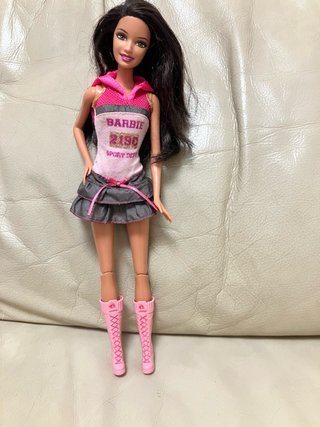 Barbie fashionista con stivali rosa