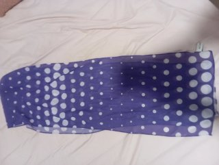Pañuelo morado con lunares blancos