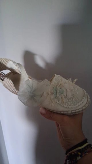 Zapatos de fiesta beige y blanco