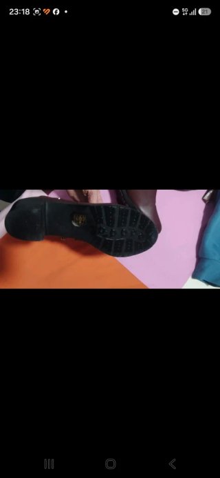 Botines marrones con hebilla color burdeos