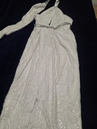 Vestido blanco y plateado con pedrería