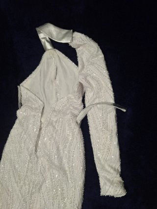Vestido blanco y plateado con pedrería