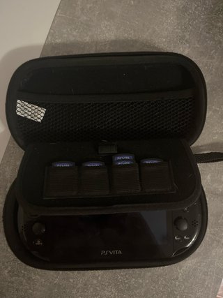PS Vita Negra con Estuche y 6 Juegos