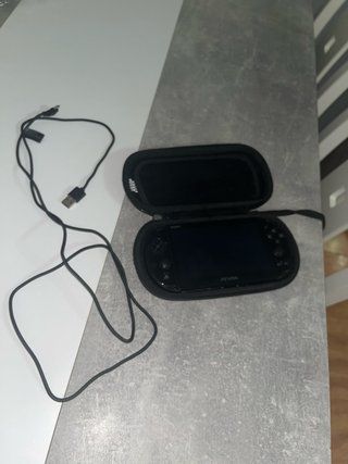 PS Vita Negra con Estuche y 6 Juegos