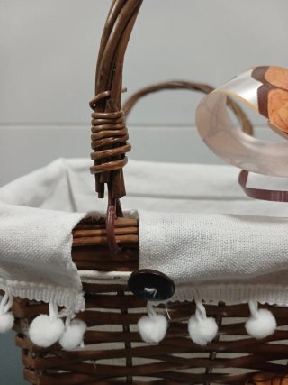 Cesta, cesto, mimbre con forro y lazo