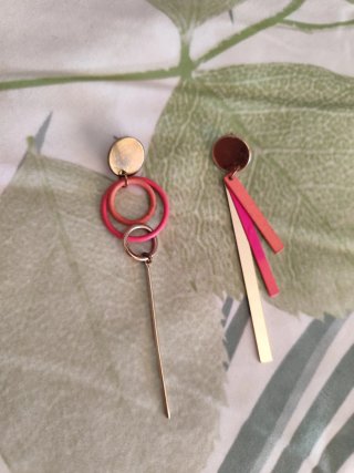 Pendientes largos dorados, naranjas y rosas