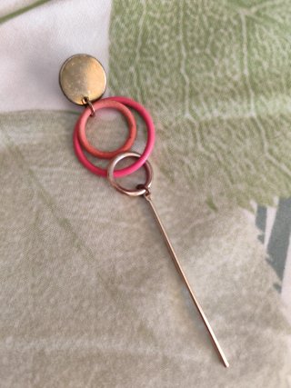 Pendientes largos dorados, naranjas y rosas