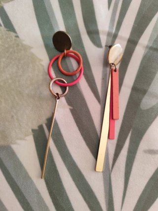 Pendientes largos dorados, naranjas y rosas