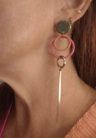 Pendientes largos dorados, naranjas y rosas