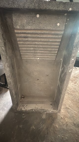 Fregadero de ropa antiguo de piedra