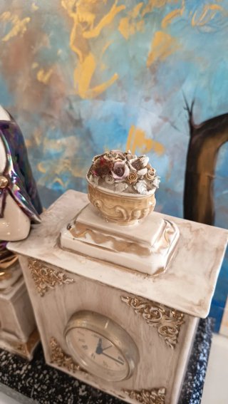 Relógio de lareira com figura feminina