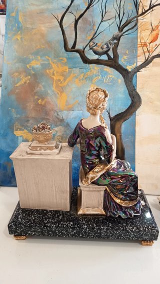 Relógio de lareira com figura feminina