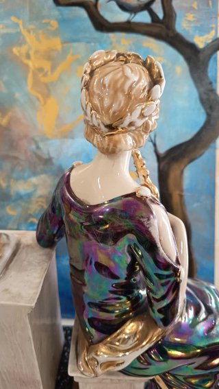 Relógio de lareira com figura feminina
