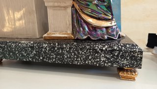 Relógio de lareira com figura feminina