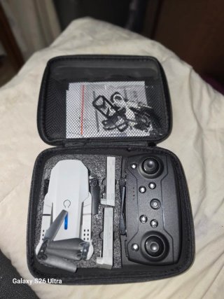Dron blanco y negro con control