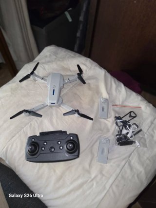 Dron blanco y negro con control