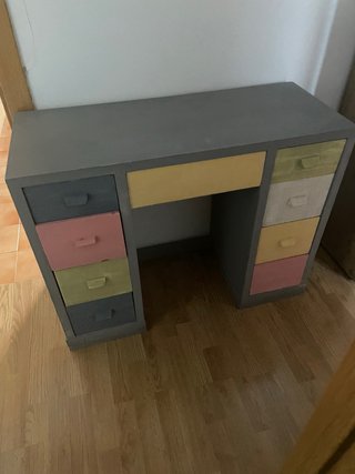 Escritorio gris y multicolor con cajones